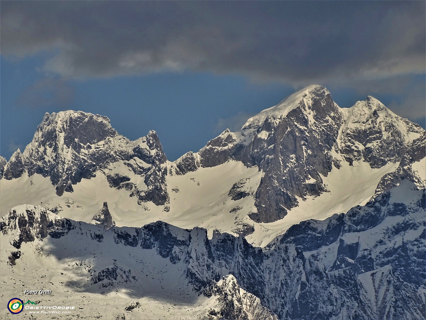 51 Maxi zoom verso Pizzo Badile (3308 m) e Pizzo Cengalo (3369 m).JPG